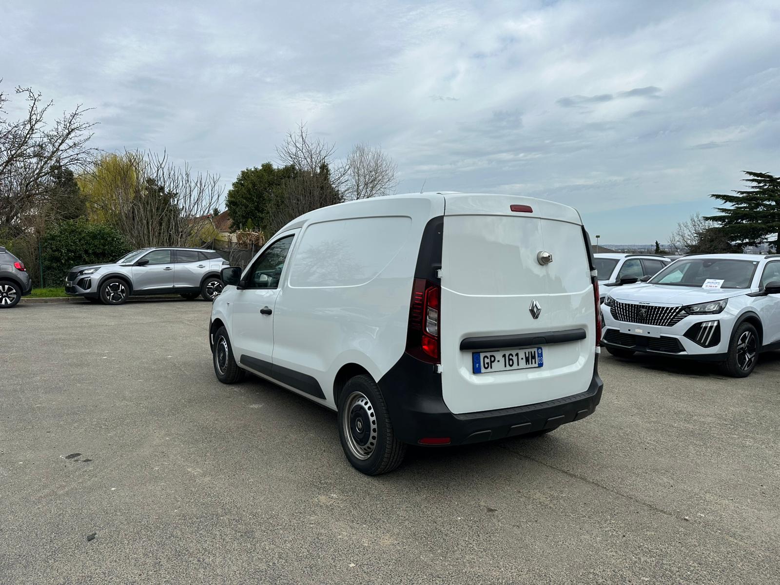 Achat RENAULT EXPRESS VAN 1.3 TCE 100 EXPRESS VAN – 22 CONFORT 28/06/2023 en France pour importation en Algérie (Occasion). Spécialiste Export -3 ans, CCR, Mujahid chez DJ CAR. Réf 2bu6nvwwn