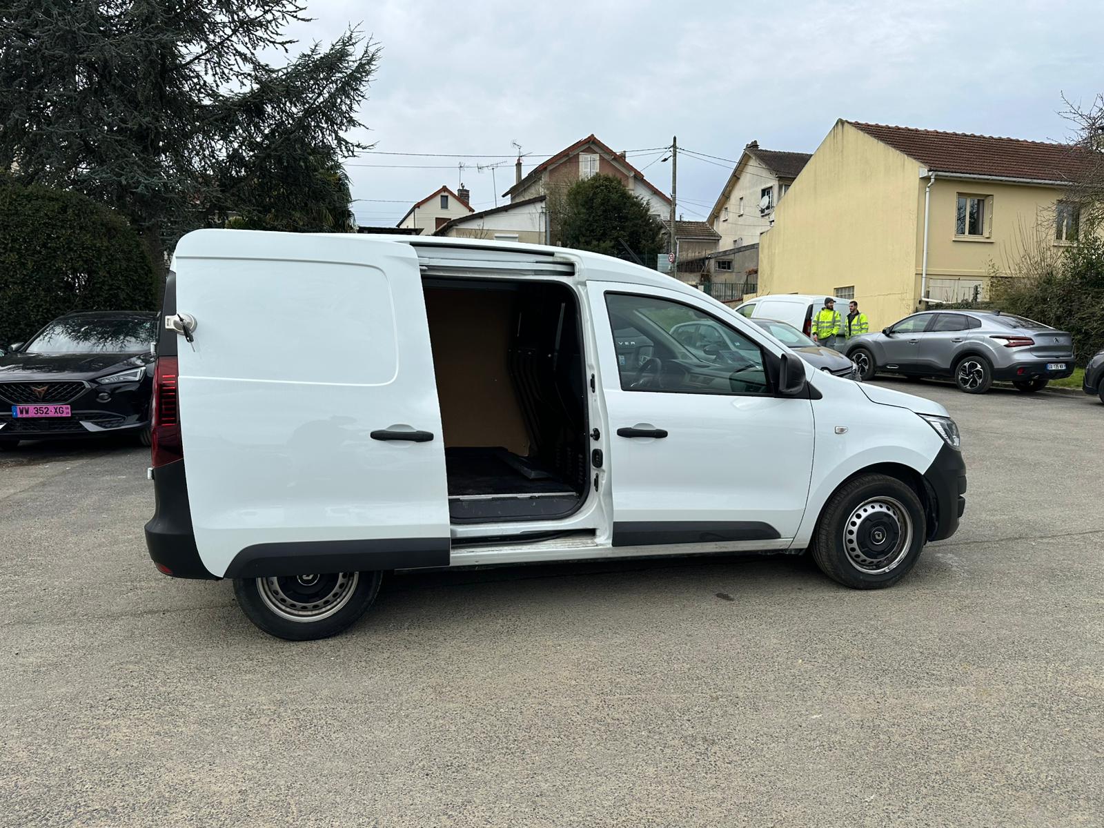 Achat RENAULT EXPRESS VAN 1.3 TCE 100 EXPRESS VAN – 22 CONFORT 28/06/2023 en France pour importation en Algérie (Occasion). Spécialiste Export -3 ans, CCR, Mujahid chez DJ CAR. Réf 2bu6nvwwn