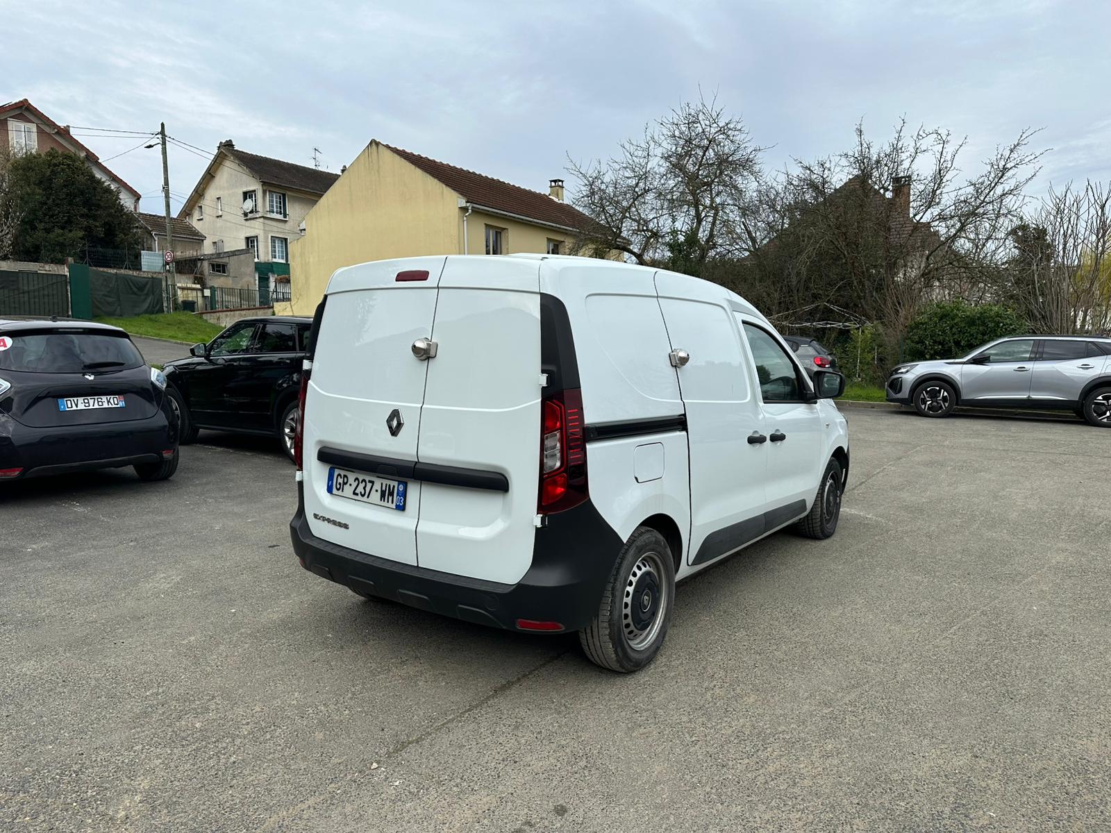 Achat RENAULT EXPRESS VAN 1.3 TCE 100 EXPRESS VAN – 22 CONFORT 28/06/2023 en France pour importation en Algérie (Occasion). Spécialiste Export -3 ans, CCR, Mujahid chez DJ CAR. Réf 10ytq133