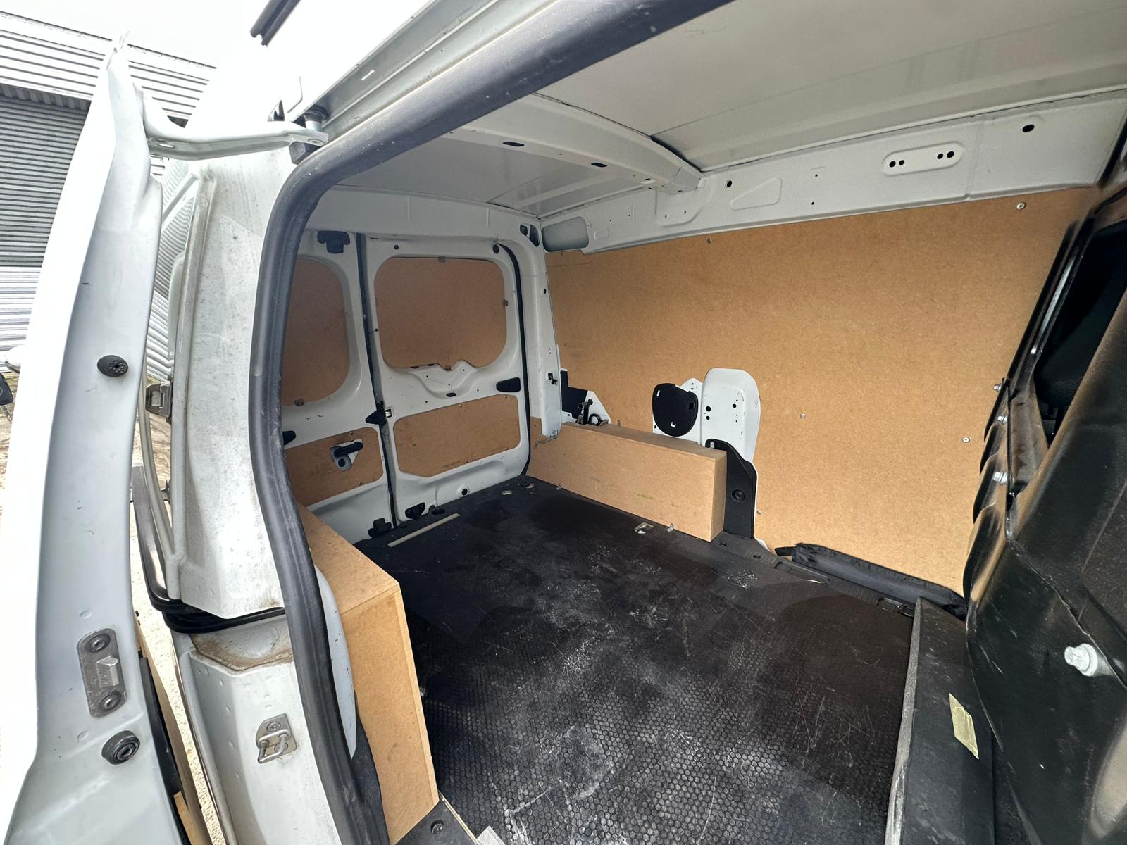 Achat RENAULT EXPRESS VAN 1.3 TCE 100 EXPRESS VAN – 22 CONFORT 28/06/2023 en France pour importation en Algérie (Occasion). Spécialiste Export -3 ans, CCR, Mujahid chez DJ CAR. Réf 2bu6nvwwn