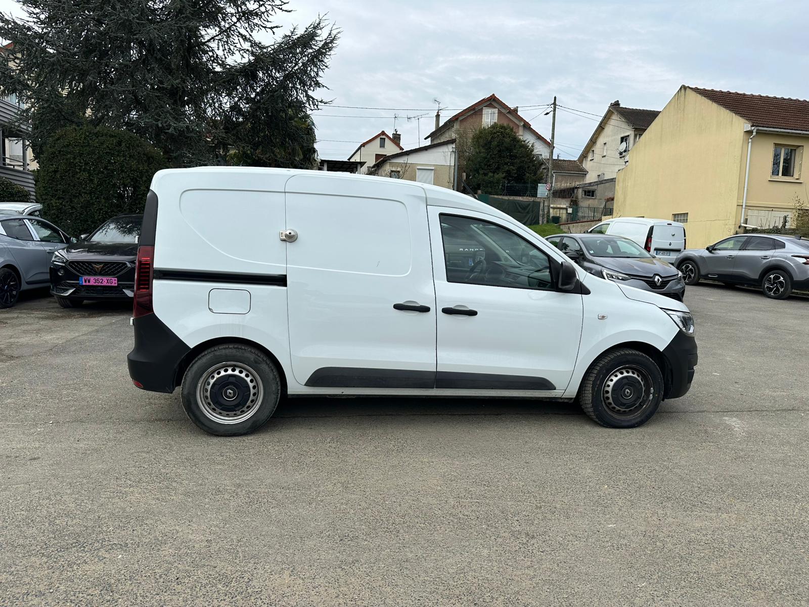 Achat RENAULT EXPRESS VAN 1.3 TCE 100 EXPRESS VAN – 22 CONFORT 28/06/2023 en France pour importation en Algérie (Occasion). Spécialiste Export -3 ans, CCR, Mujahid chez DJ CAR. Réf 10ytq133