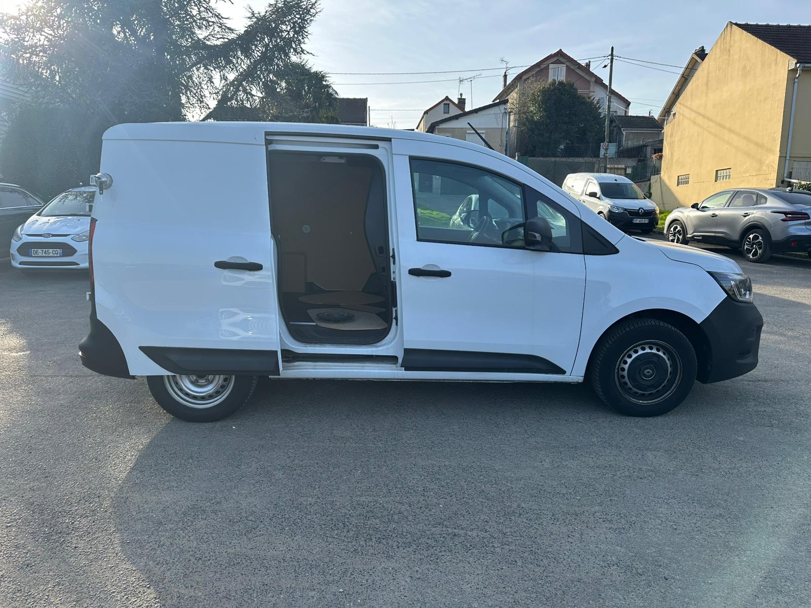 Achat RENAULT KANGOO VAN 1.3 TCE 100 KANGOO VAN – GRAND CONFORT 26/05/2023 en France pour importation en Algérie (Occasion). Spécialiste Export -3 ans, CCR, Mujahid chez DJ CAR. Réf 52075c