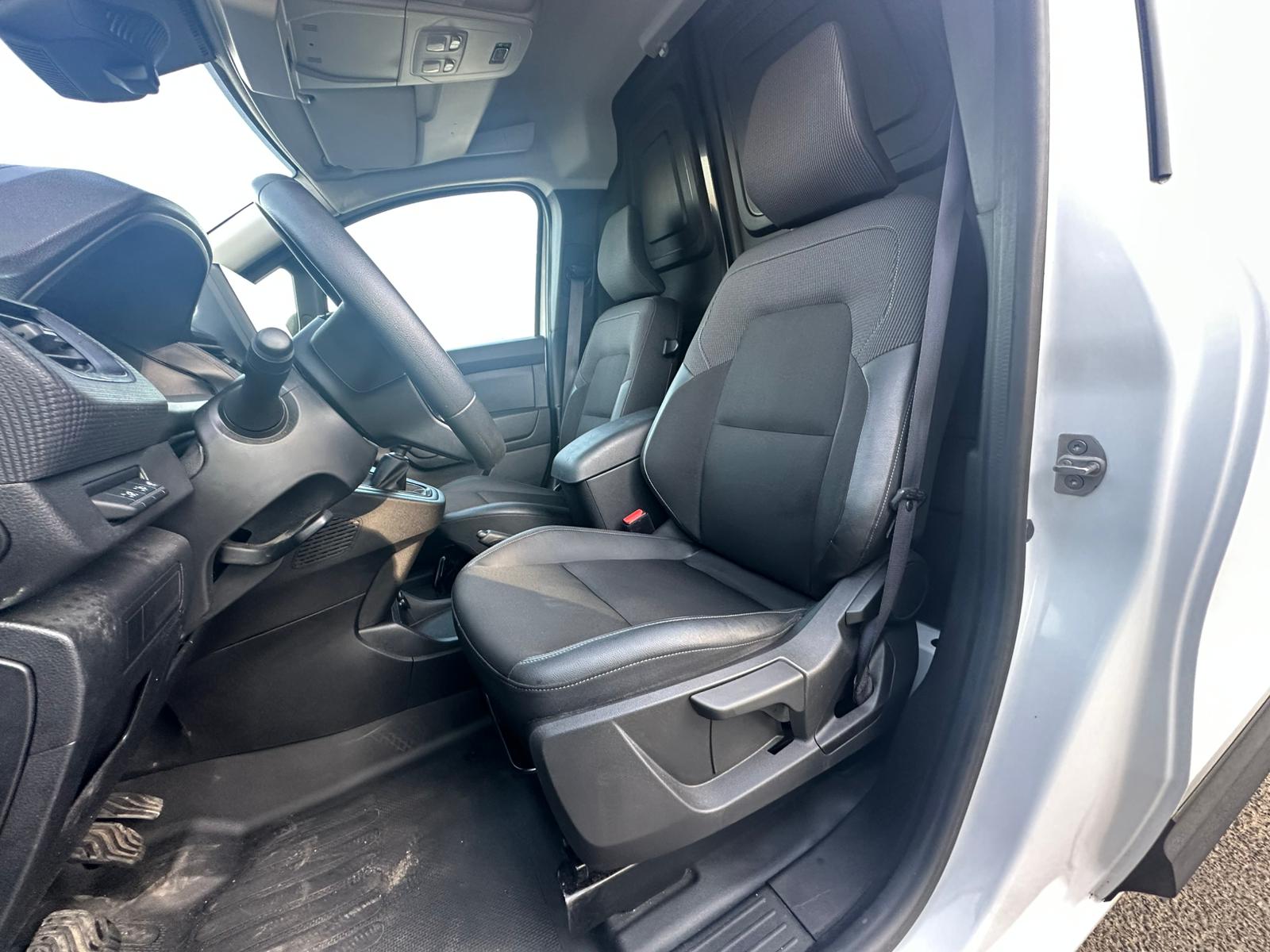 Achat RENAULT KANGOO VAN 1.3 TCE 100 KANGOO VAN – GRAND CONFORT 26/05/2023 en France pour importation en Algérie (Occasion). Spécialiste Export -3 ans, CCR, Mujahid chez DJ CAR. Réf 52075c