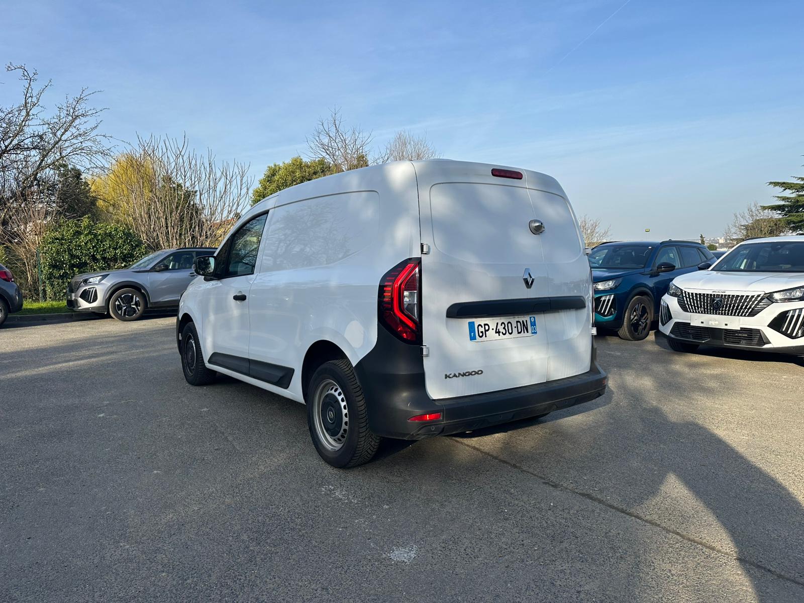 Achat RENAULT KANGOO VAN 1.3 TCE 100 KANGOO VAN – GRAND CONFORT 26/05/2023 en France pour importation en Algérie (Occasion). Spécialiste Export -3 ans, CCR, Mujahid chez DJ CAR. Réf 52075c