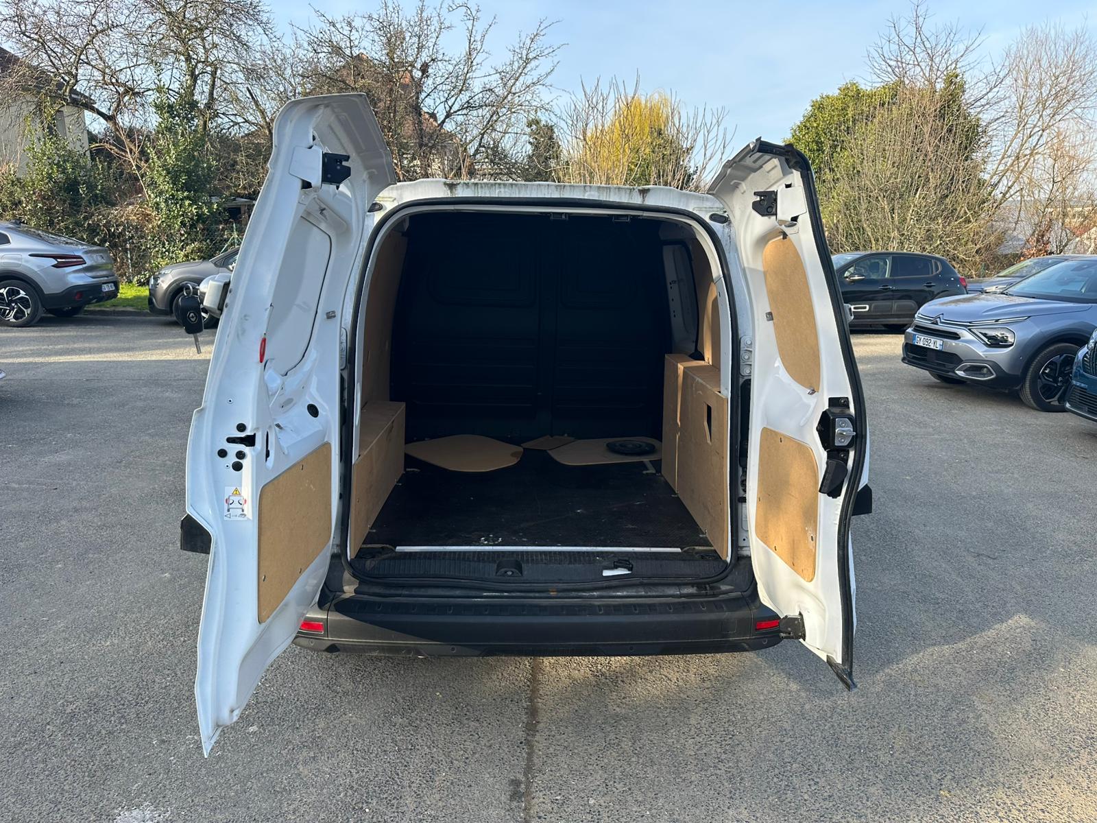 Achat RENAULT KANGOO VAN 1.3 TCE 100 KANGOO VAN – GRAND CONFORT 26/05/2023 en France pour importation en Algérie (Occasion). Spécialiste Export -3 ans, CCR, Mujahid chez DJ CAR. Réf 52075c