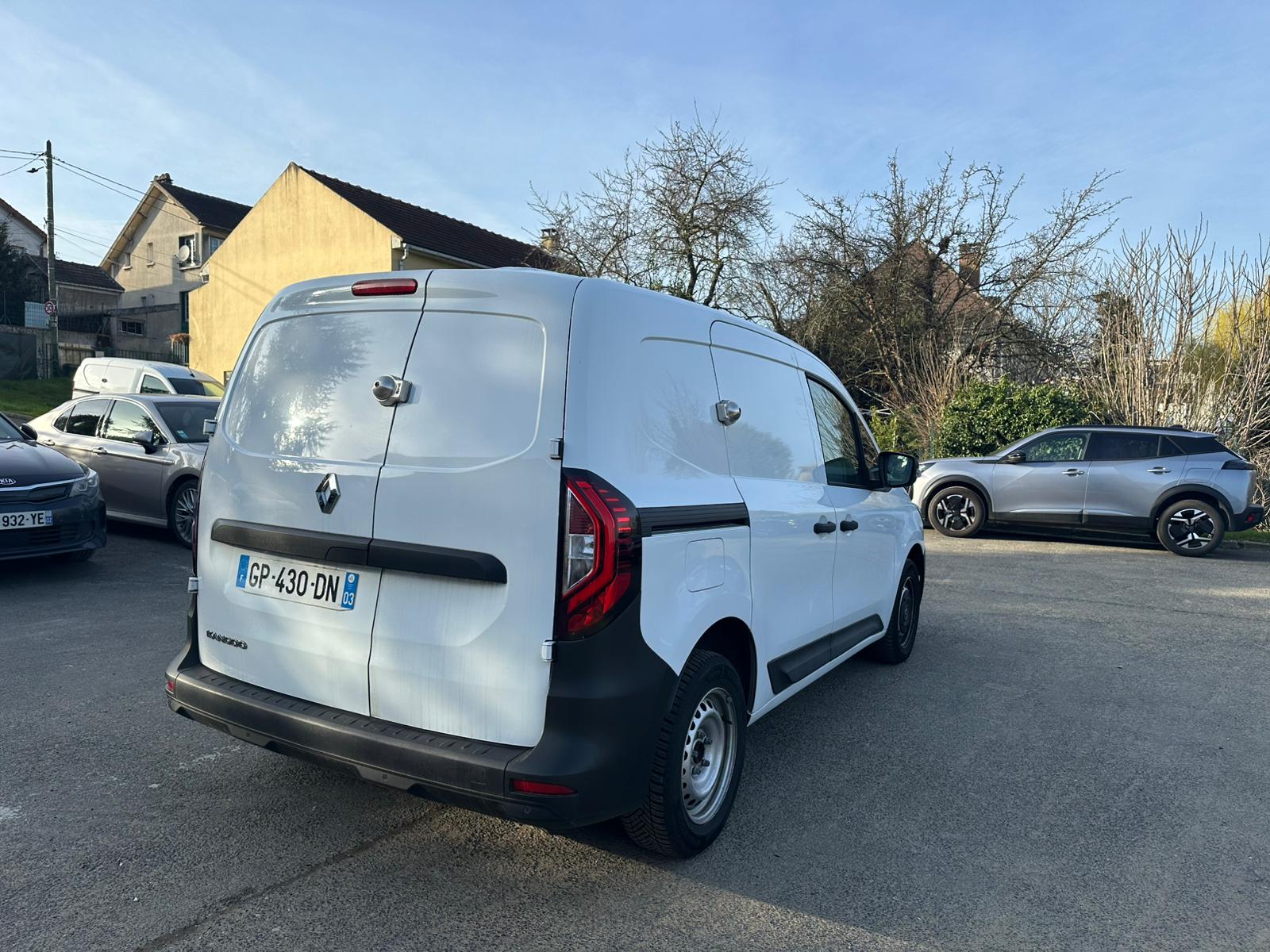 Achat RENAULT KANGOO VAN 1.3 TCE 100 KANGOO VAN – GRAND CONFORT 26/05/2023 en France pour importation en Algérie (Occasion). Spécialiste Export -3 ans, CCR, Mujahid chez DJ CAR. Réf 52075c