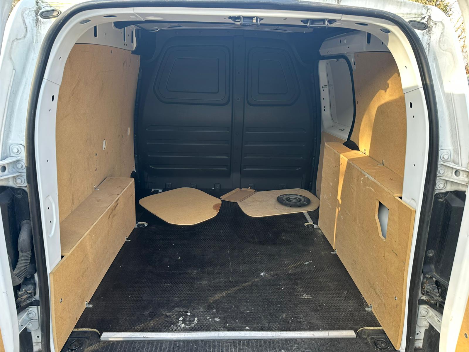 Achat RENAULT KANGOO VAN 1.3 TCE 100 KANGOO VAN – GRAND CONFORT 26/05/2023 en France pour importation en Algérie (Occasion). Spécialiste Export -3 ans, CCR, Mujahid chez DJ CAR. Réf 52075c