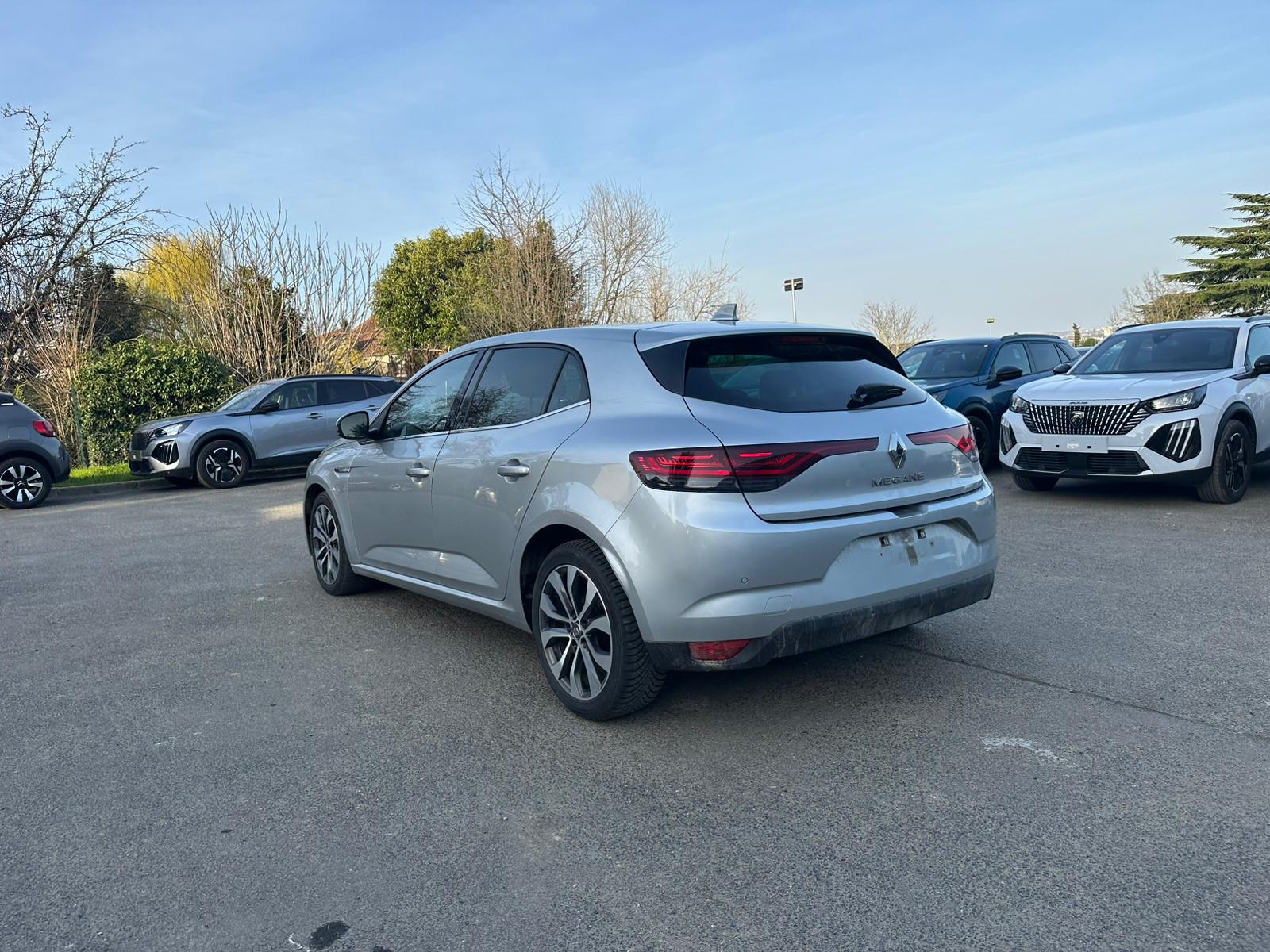 Achat RENAULT MEGANE IV BERLINE 1.3 TCe 140 EDC Techno – 5P 17/05/2023 en France pour importation en Algérie (Occasion). Spécialiste Export -3 ans, CCR, Mujahid chez DJ CAR. Réf cpy6tmz