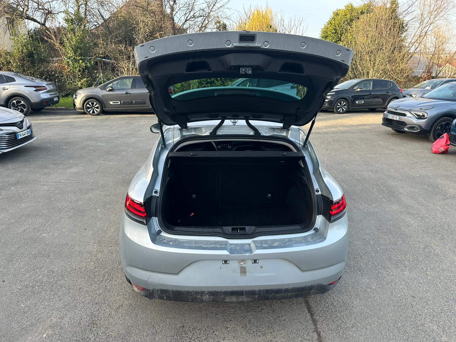 Achat RENAULT MEGANE IV BERLINE 1.3 TCe 140 EDC Techno – 5P 17/05/2023 en France pour importation en Algérie (Occasion). Spécialiste Export -3 ans, CCR, Mujahid chez DJ CAR. Réf cpy6tmz