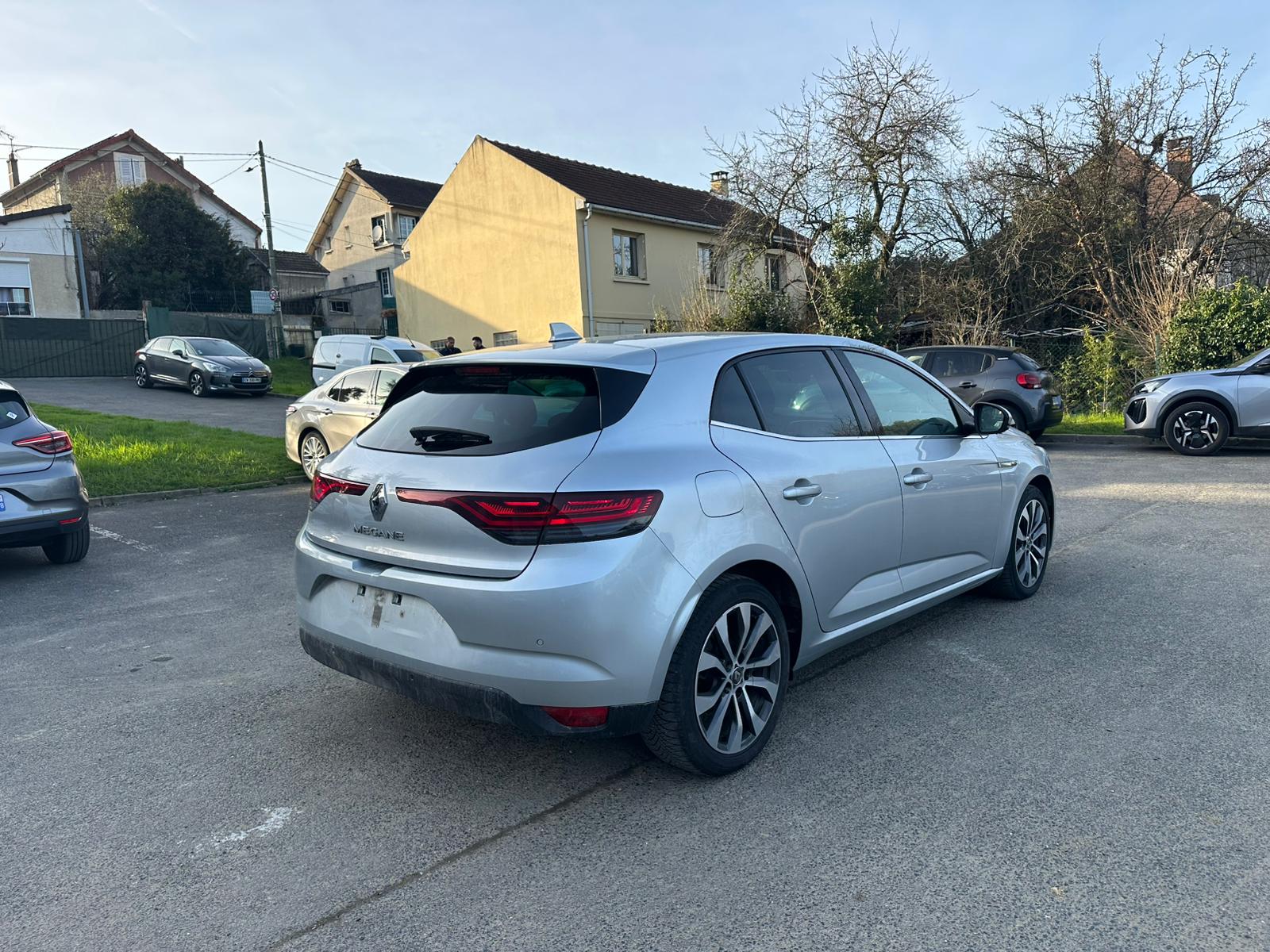 Achat RENAULT MEGANE IV BERLINE 1.3 TCe 140 EDC Techno – 5P 17/05/2023 en France pour importation en Algérie (Occasion). Spécialiste Export -3 ans, CCR, Mujahid chez DJ CAR. Réf cpy6tmz