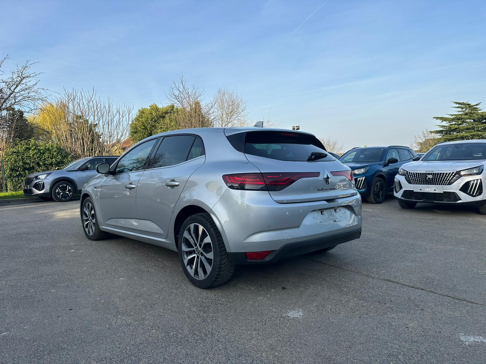 Achat RENAULT MEGANE IV BERLINE 1.3 TCe 140 EDC Techno – 5P 17/05/2023 en France pour importation en Algérie (Occasion). Spécialiste Export -3 ans, CCR, Mujahid chez DJ CAR. Réf bwdennd2f