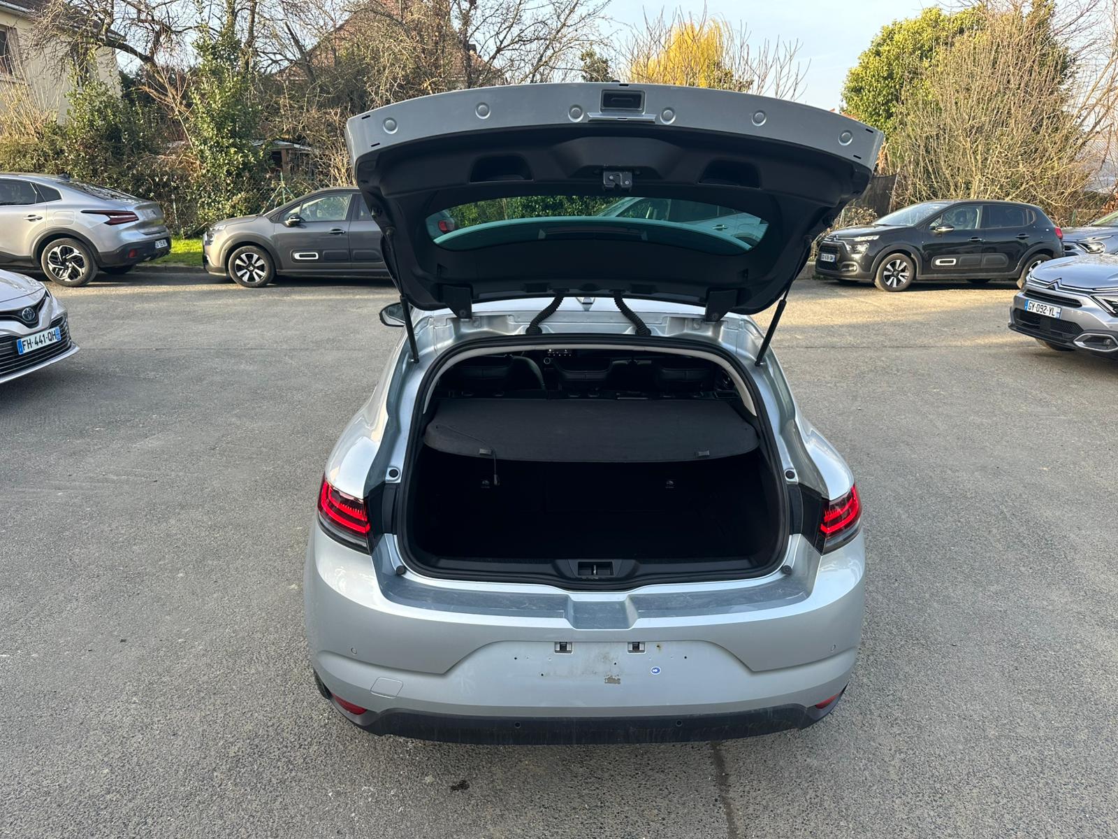 Achat RENAULT MEGANE IV BERLINE 1.3 TCe 140 EDC Techno – 5P 17/05/2023 en France pour importation en Algérie (Occasion). Spécialiste Export -3 ans, CCR, Mujahid chez DJ CAR. Réf bwdennd2f