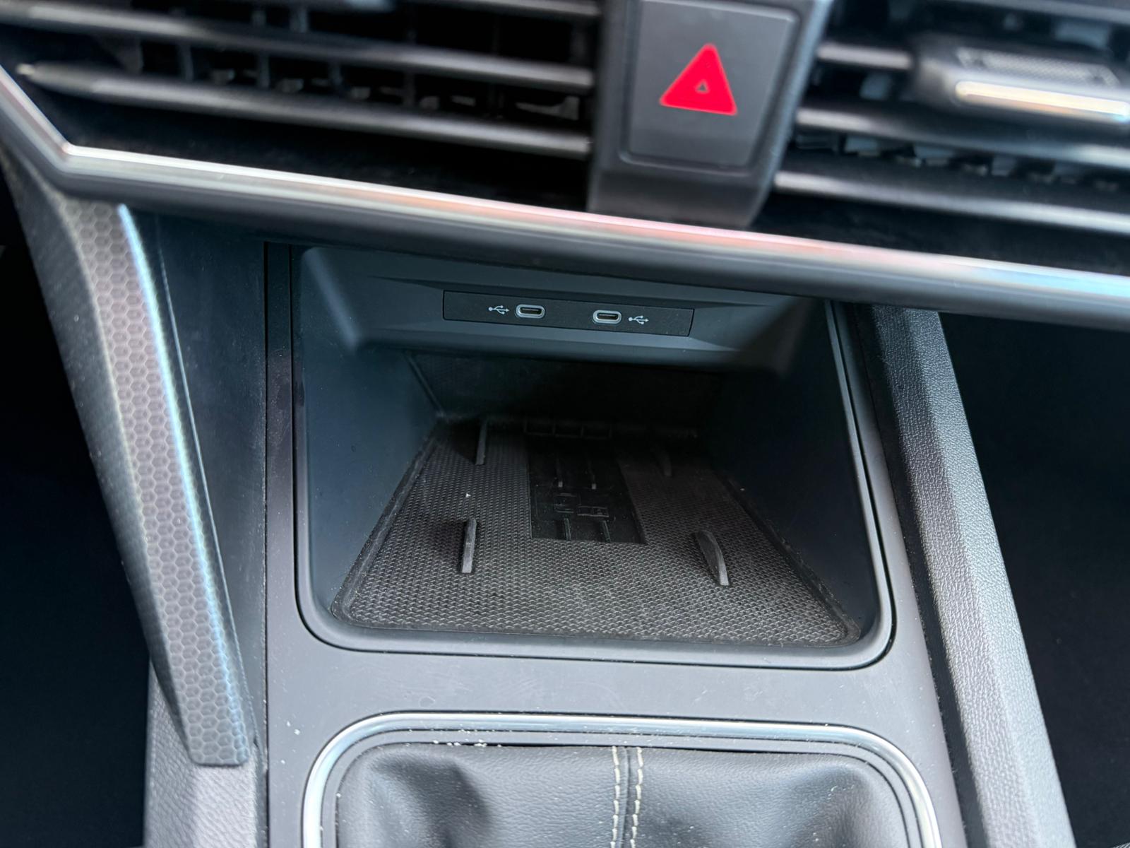 Achat SEAT LEON IV 1,5 TSI 115CV BVM STYLE 25 ANNIVERSAIRE 05/03/2025 en France pour importation en Algérie (Occasion). Spécialiste Export -3 ans, CCR, Mujahid chez DJ CAR. Réf 3xtb3vvc