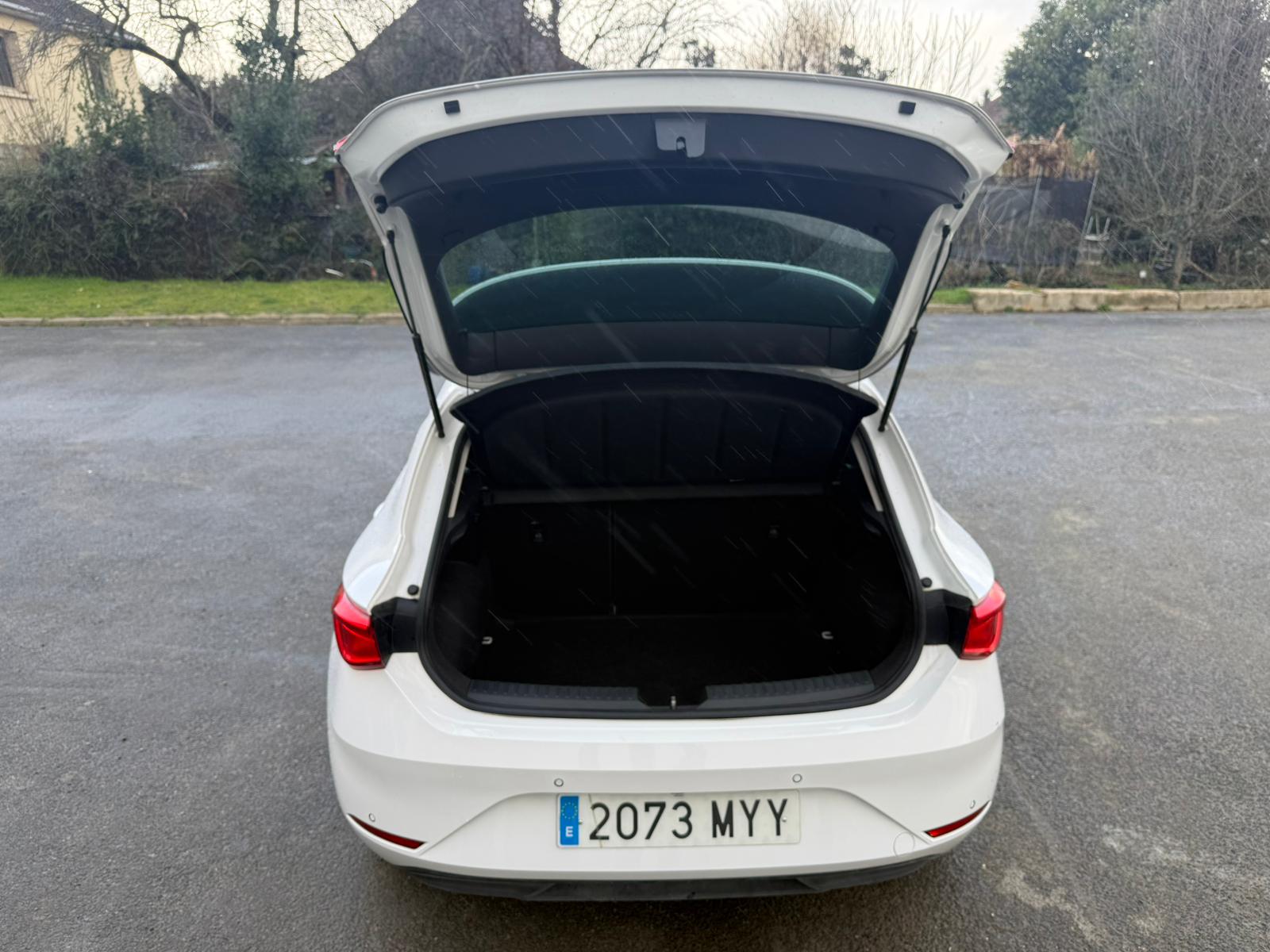 Achat SEAT LEON IV 1,5 TSI 115CV BVM STYLE 25 ANNIVERSAIRE 05/03/2025 en France pour importation en Algérie (Occasion). Spécialiste Export -3 ans, CCR, Mujahid chez DJ CAR. Réf 3xtb3vvc