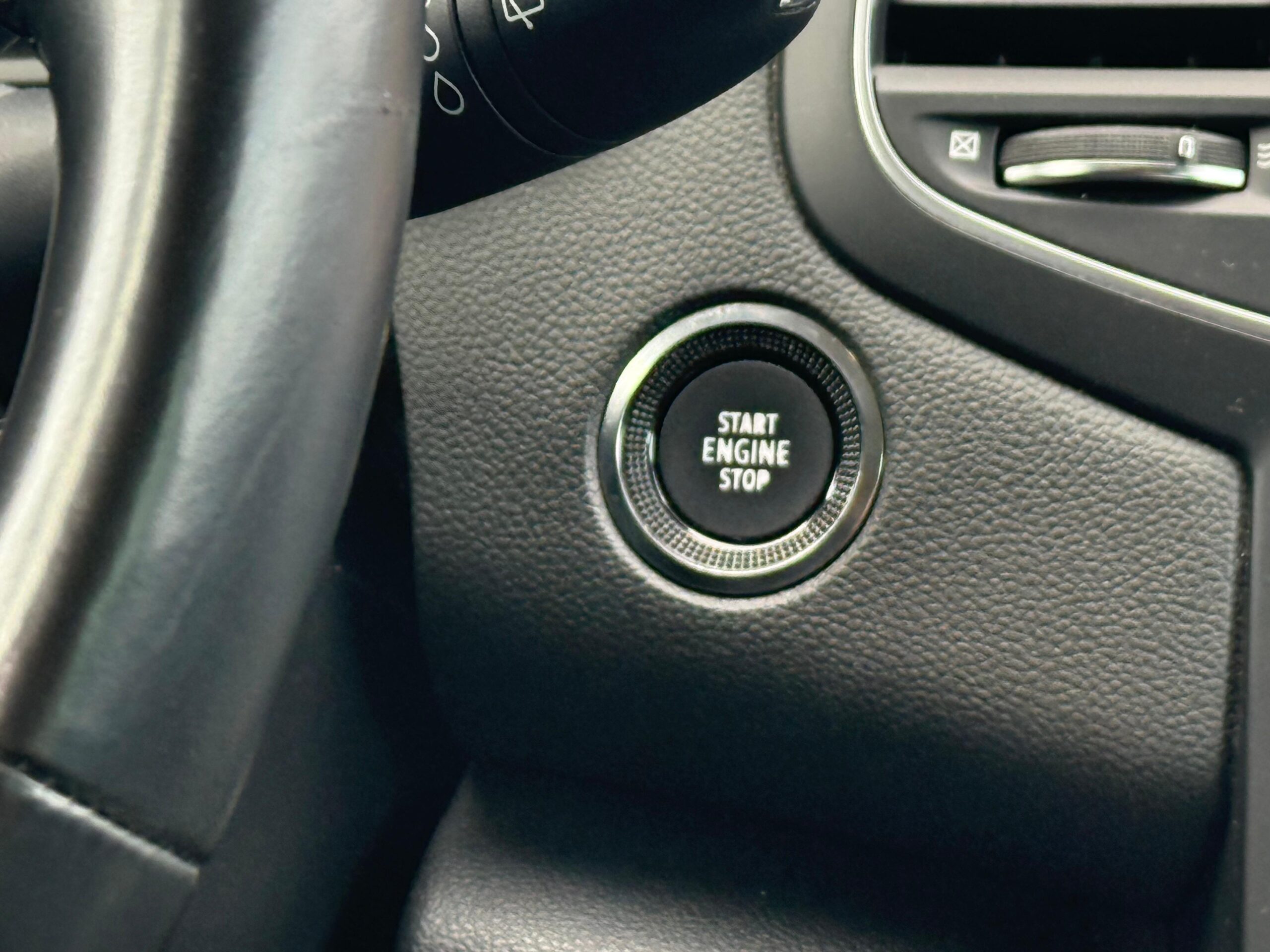 RENAULT MEGANE IV BERLINE 1.3 TCe 140 EDC Techno – 5P