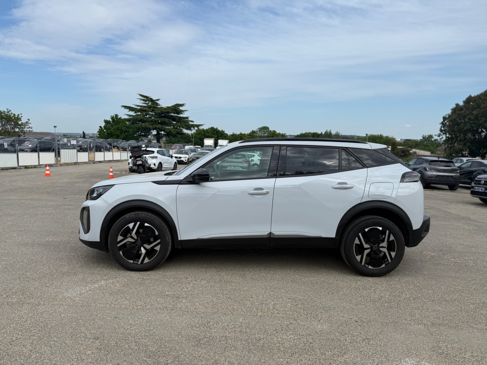 PEUGEOT 2008 1.2 PureTech 100ch S&S BVM6 Allure – 5P occasion - Leader export auto Algérie, licence moudjahidine, CCR (Vue 3) - DJCAR
