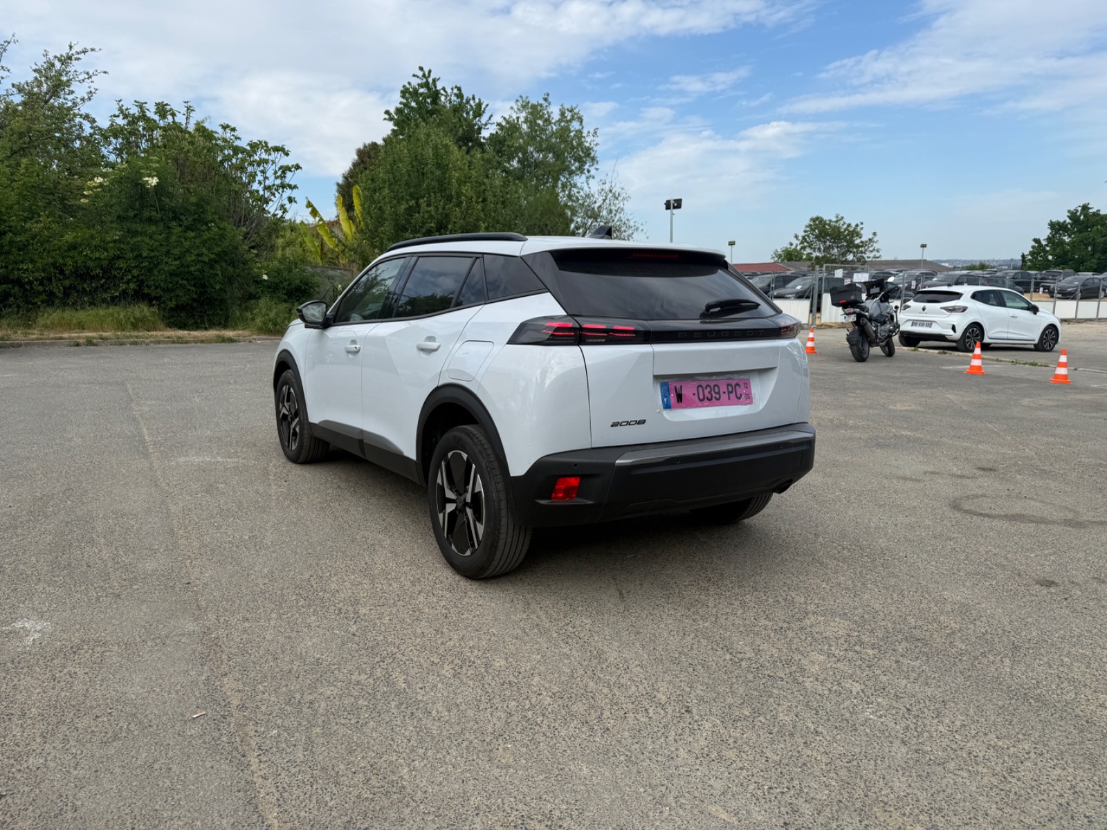 PEUGEOT 2008 1.2 PureTech 100ch S&S BVM6 Allure – 5P occasion - Leader export auto Algérie, licence moudjahidine, CCR (Vue 6) - DJCAR
