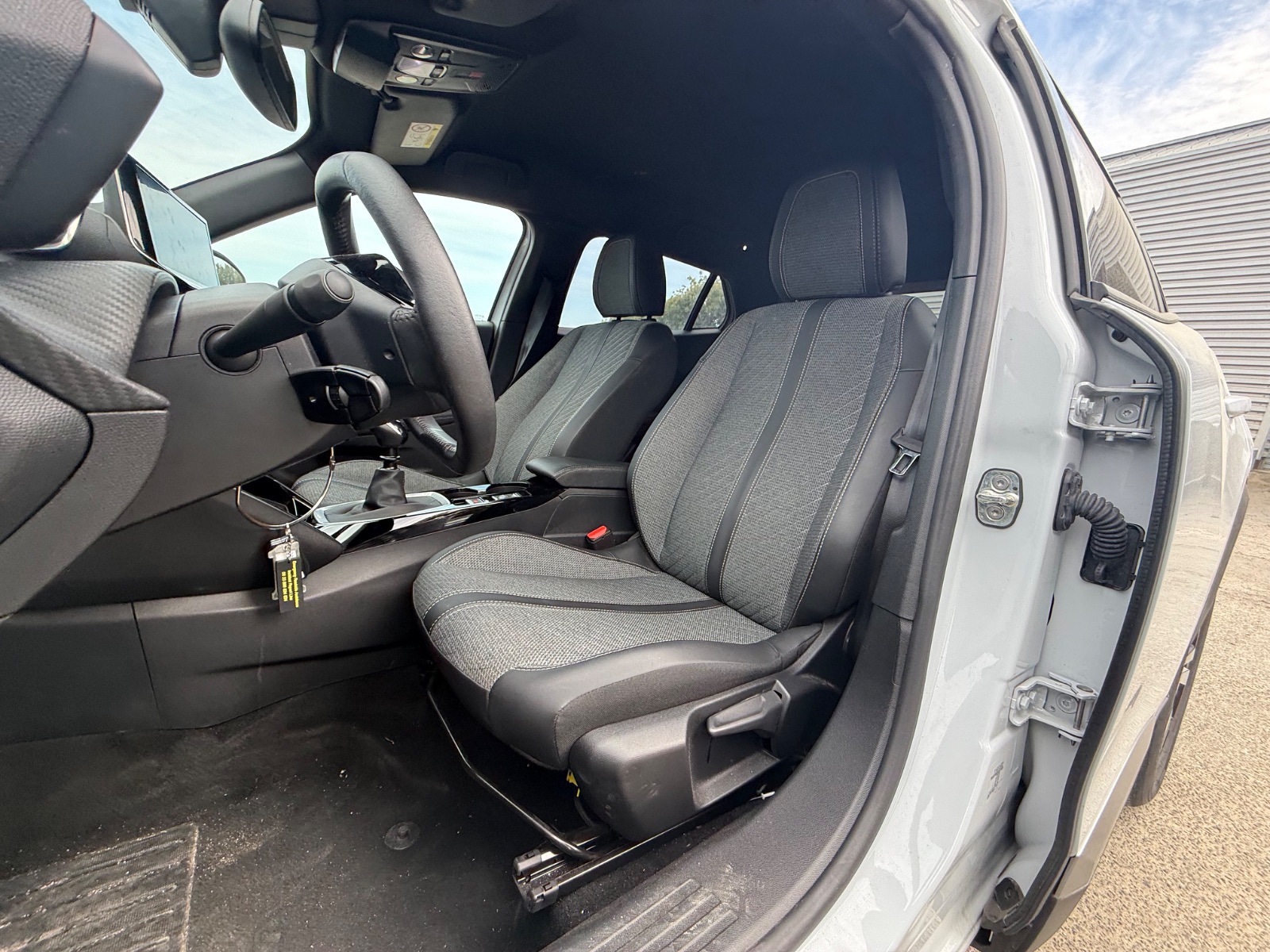 PEUGEOT 2008 1.2 PureTech 100ch S&S BVM6 Allure – 5P occasion - Leader export auto Algérie, licence moudjahidine, CCR (Vue 18) - DJCAR