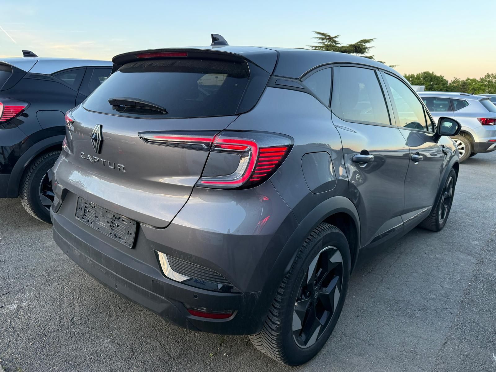 RENAULT CAPTUR 1.0 TCe 90 ch Techno – 5P – Toit Noir occasion - Leader export auto Algérie, licence moudjahidine, CCR (Vue 4) - DJCAR