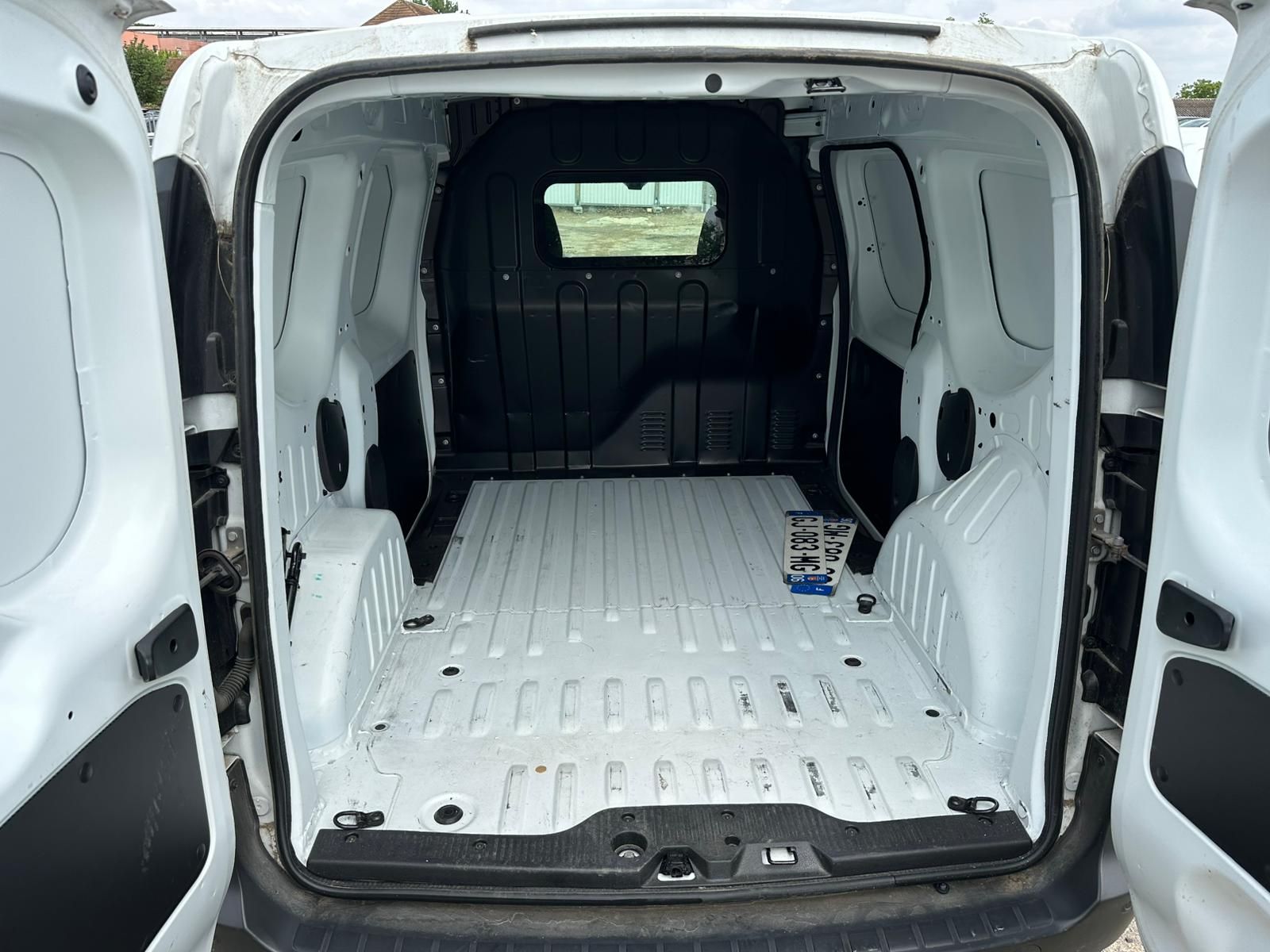 RENAULT EXPRESS VAN 1.3 TCE 100 EXPRESS VAN – 22 CONFORT occasion - Leader export auto Algérie, licence moudjahidine, CCR (Vue 5) - DJCAR