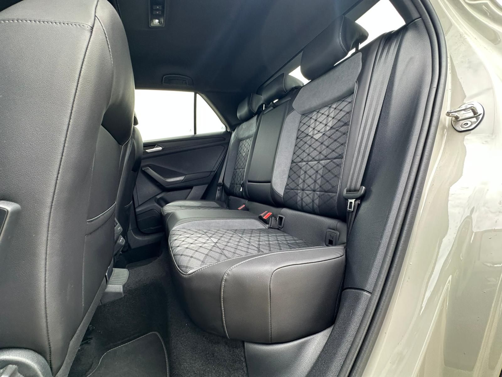 VOLKSWAGEN T-ROC R-LINE 1.5 TSI 150Ch Start/Stop DSG7 – 5P occasion - Leader export auto Algérie, licence moudjahidine, CCR (Vue 17) - DJCAR