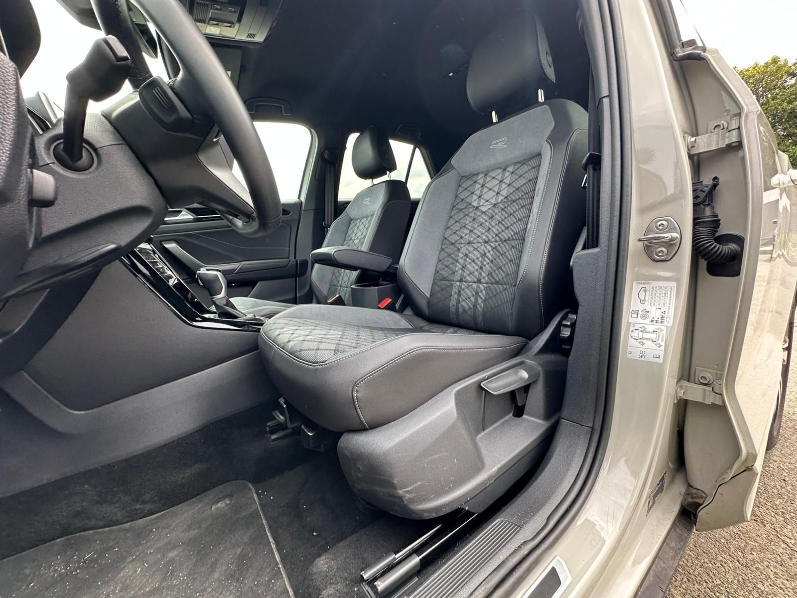 VOLKSWAGEN T-ROC R-LINE 1.5 TSI 150Ch Start/Stop DSG7 – 5P occasion - Leader export auto Algérie, licence moudjahidine, CCR (Vue 20) - DJCAR