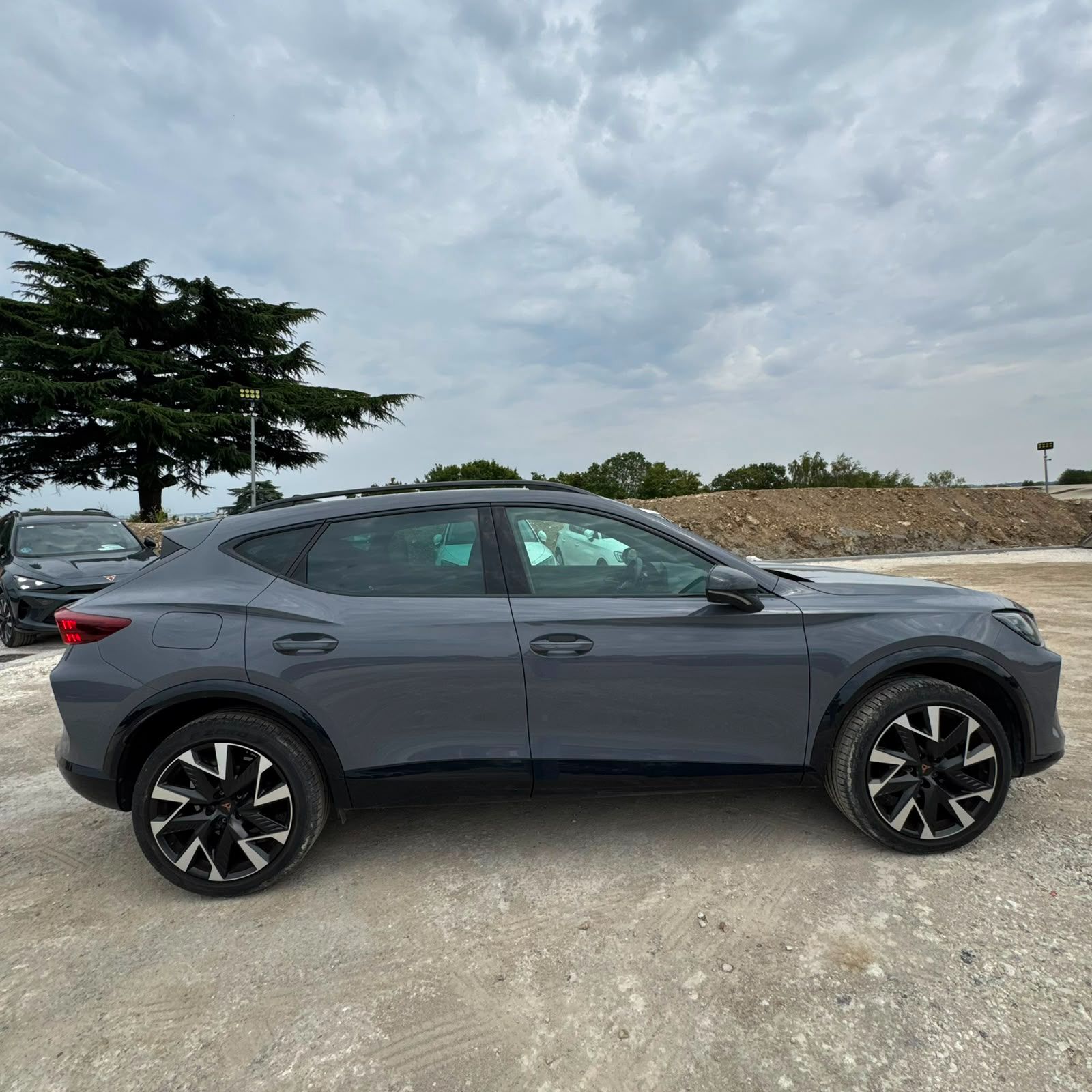 CUPRA FORMENTOR PH2 1.5 eTSI 150 ch DSG7 V – PK HIVER SIEGECUIR ALCT ELE JA19BI CAM – 5P occasion - Leader export auto Algérie, licence moudjahidine, CCR (Vue 4) - DJCAR