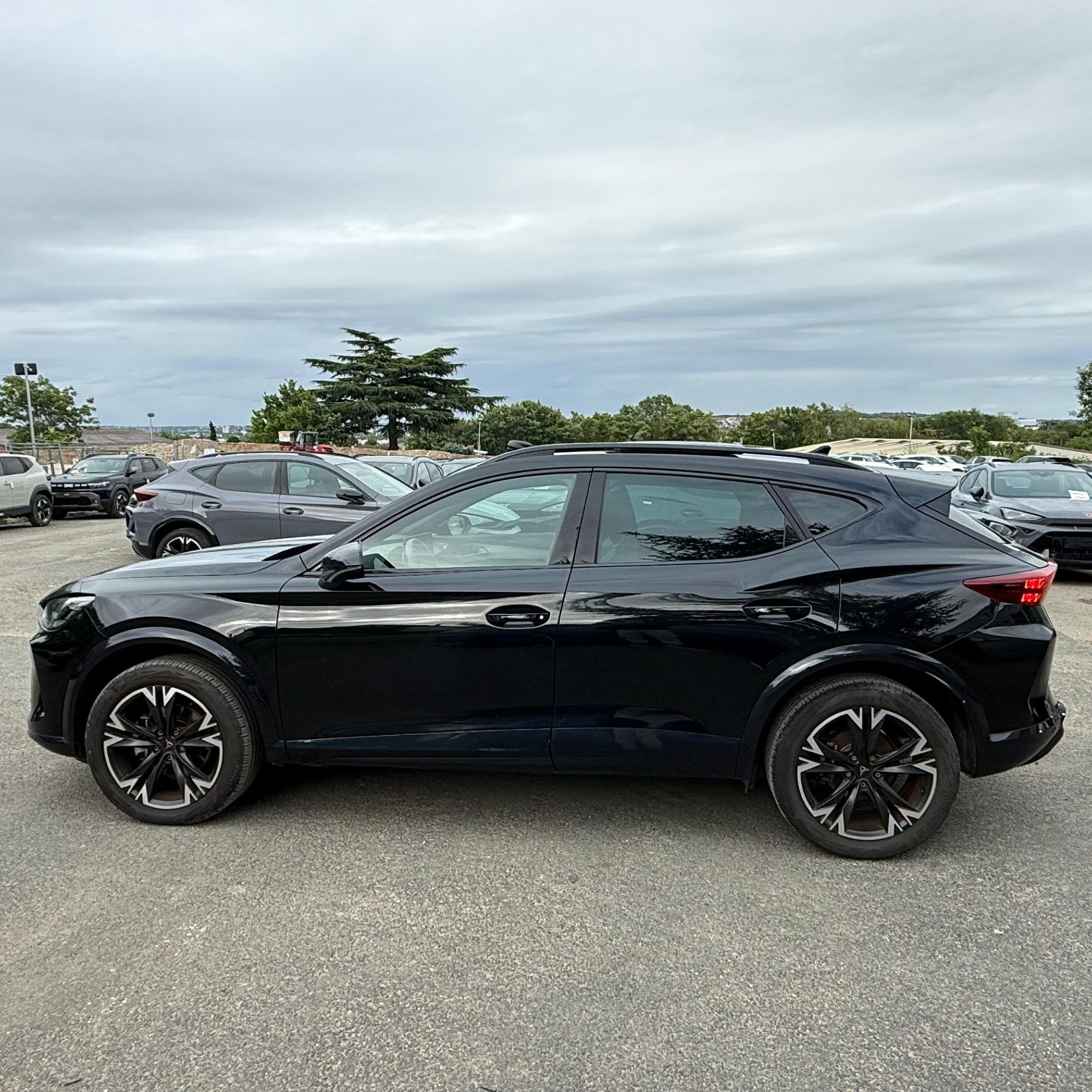 CUPRA FORMENTOR PH2 1.5 eTSI 150 ch DSG7 V – TOIT PANO – 5P occasion - Leader export auto Algérie, licence moudjahidine, CCR (Vue 4) - DJCAR