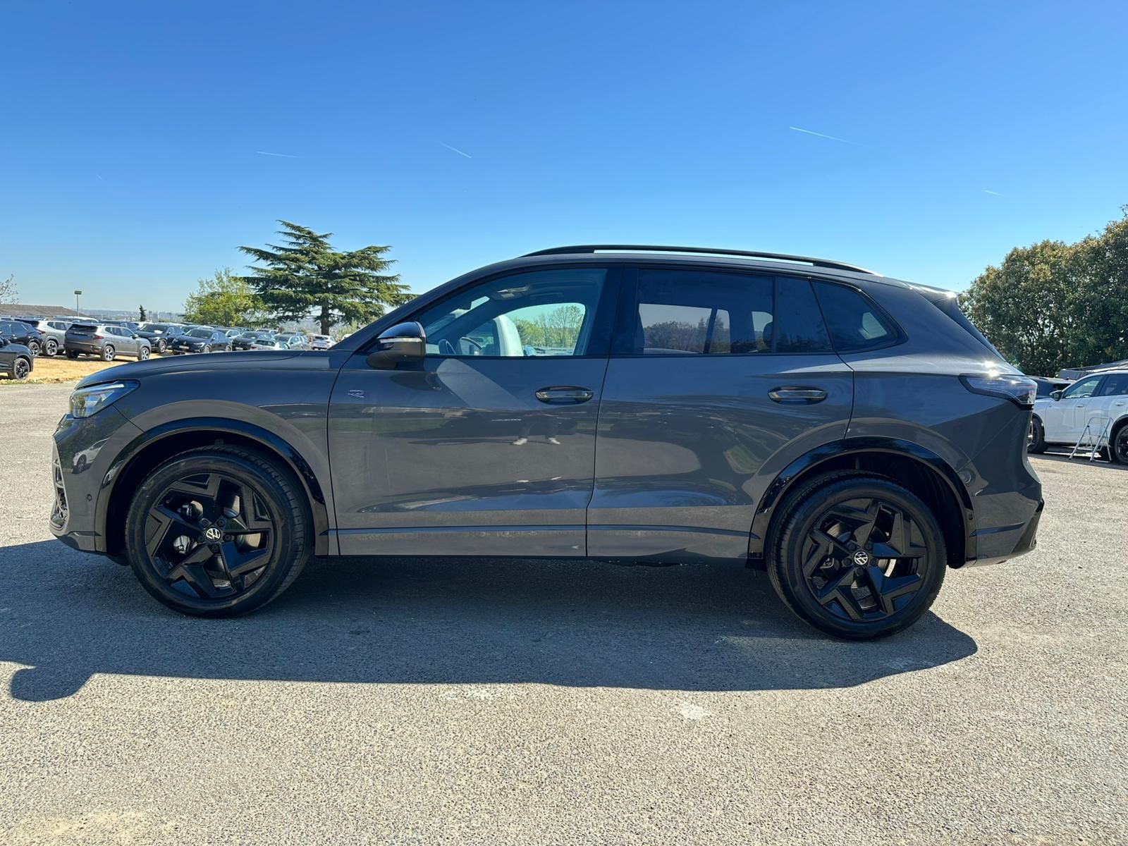 VOLKSWAGEN TIGUAN 1.5 eTSI 150CH DSG R-Line neuf - Leader export auto Algérie, licence moudjahidine, CCR (Vue 3) - DJCAR