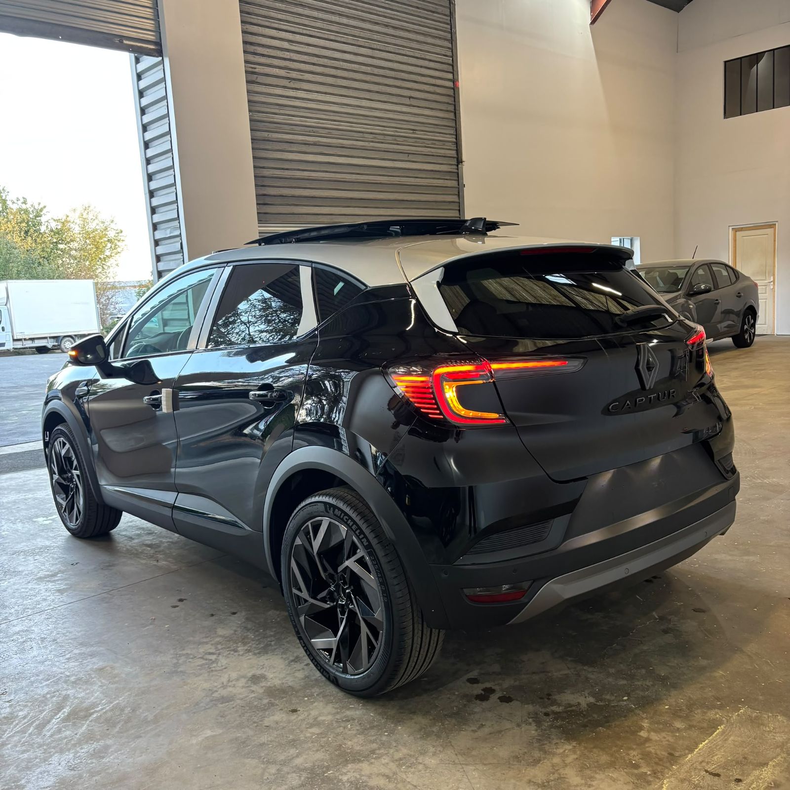 RENAULT CAPTUR ALPINE 1.3 Tce 155Ch BVA TOIT GRIS neuf - Leader export auto Algérie, licence moudjahidine, CCR (Vue 6) - DJCAR