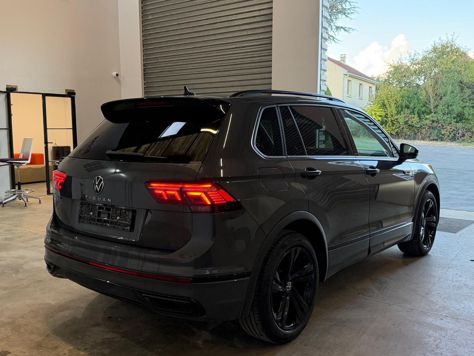 VOLKSWAGEN TIGUAN 1.5 TSI 150ch R LINE DSG7 CUIR SIEGE ELEC ATTELAGE occasion - Leader export auto Algérie, licence moudjahidine, CCR (Vue 5) - DJCAR